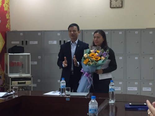 Ông Nguyễn Hoàng Giang tặng hoa chúc mừng Kế toán trưởng